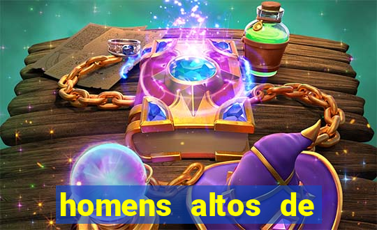 homens altos de pau grande