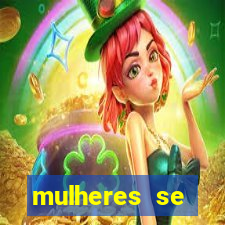 mulheres se exibindo ao vivo